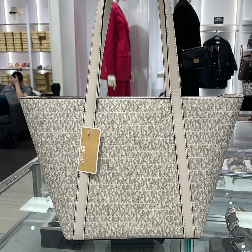 MICHAEL KORS
Pratt Large Signature Logo Tote Shoulder Bag
COLOR LIGHT CREAM
NWT - Picture 7 of 16